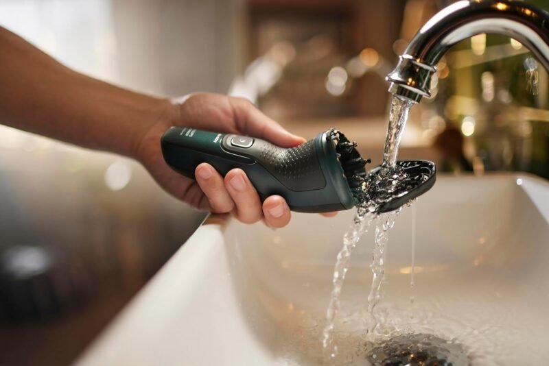 Philips Norelco Shaver 2600 Series, Wet and Dry Electric Shaver, Pop-up Trimmer, P-Cap, Travel Pouch, Dark Forest Green, Model X3052/91 - Image 9