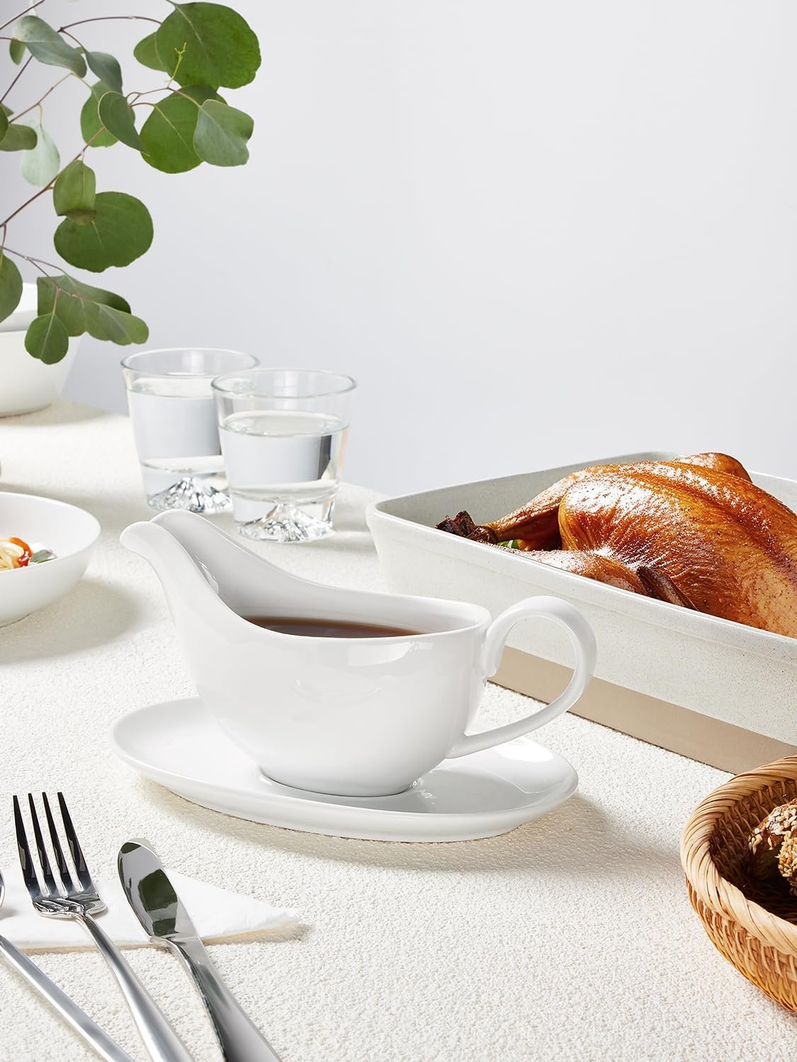 Yedio 18 oz Gravy Boat with Saucer, Large White Ceramic Gravy Boat, Boat and Tray for Turkey Beef Sauce, Salad Dressing, Creamer, Milk, Broth,Microwave and Dishwasher Safe - Image 3