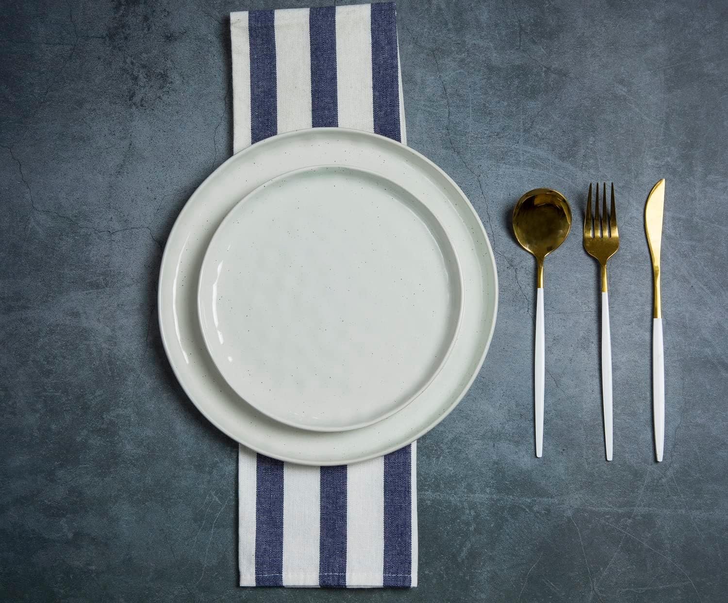 famiware Mars 6 Pieces Dinner Plates, 10.25 inch Plate Set, Scratch Resistant, Stoneware Dinnerware, Kitchen Modern Rustic Serving Dishes, White - Image 6