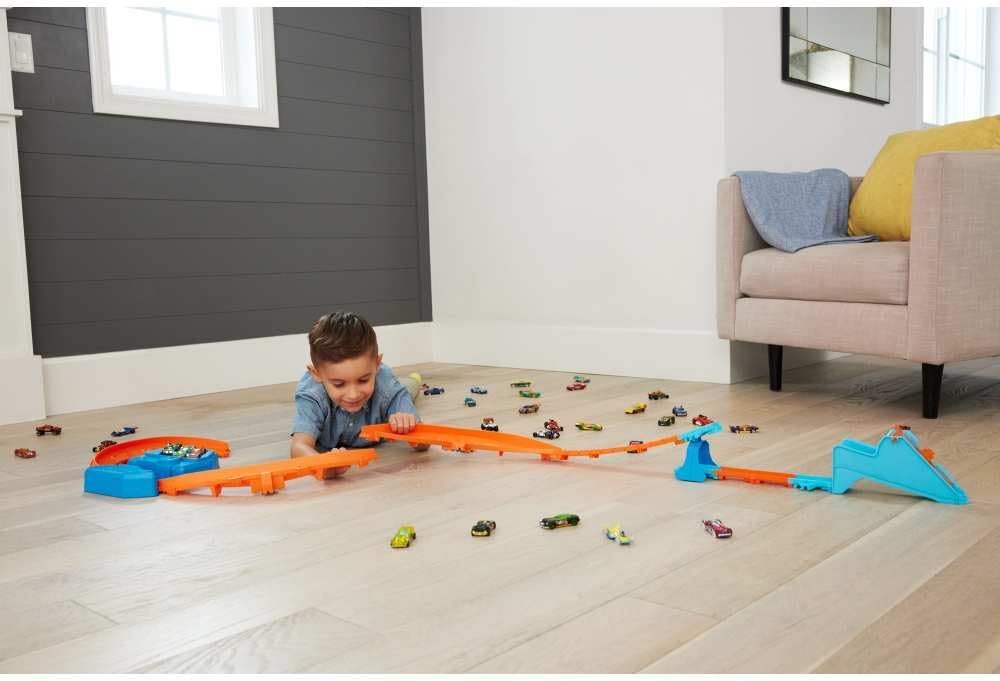 Hot Wheels Toy Car Track Set, Deluxe Building Box with Motorized Booster, 1:64 Scale Vehicle, Speed Snap Track, Boosted Jump Speedway - Image 7