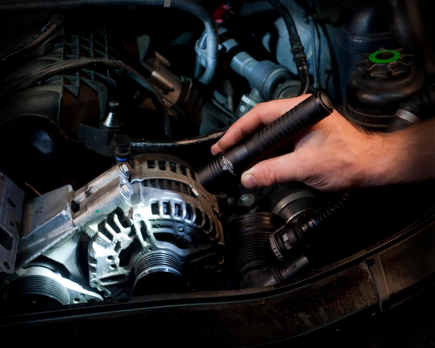 Streamlight 74755 Strion HL 615-Lumen Rechargeable Flashlight with 120-Volt AC/12-Volt DC Charger & 1-Charger-Holder, Black - Image 4