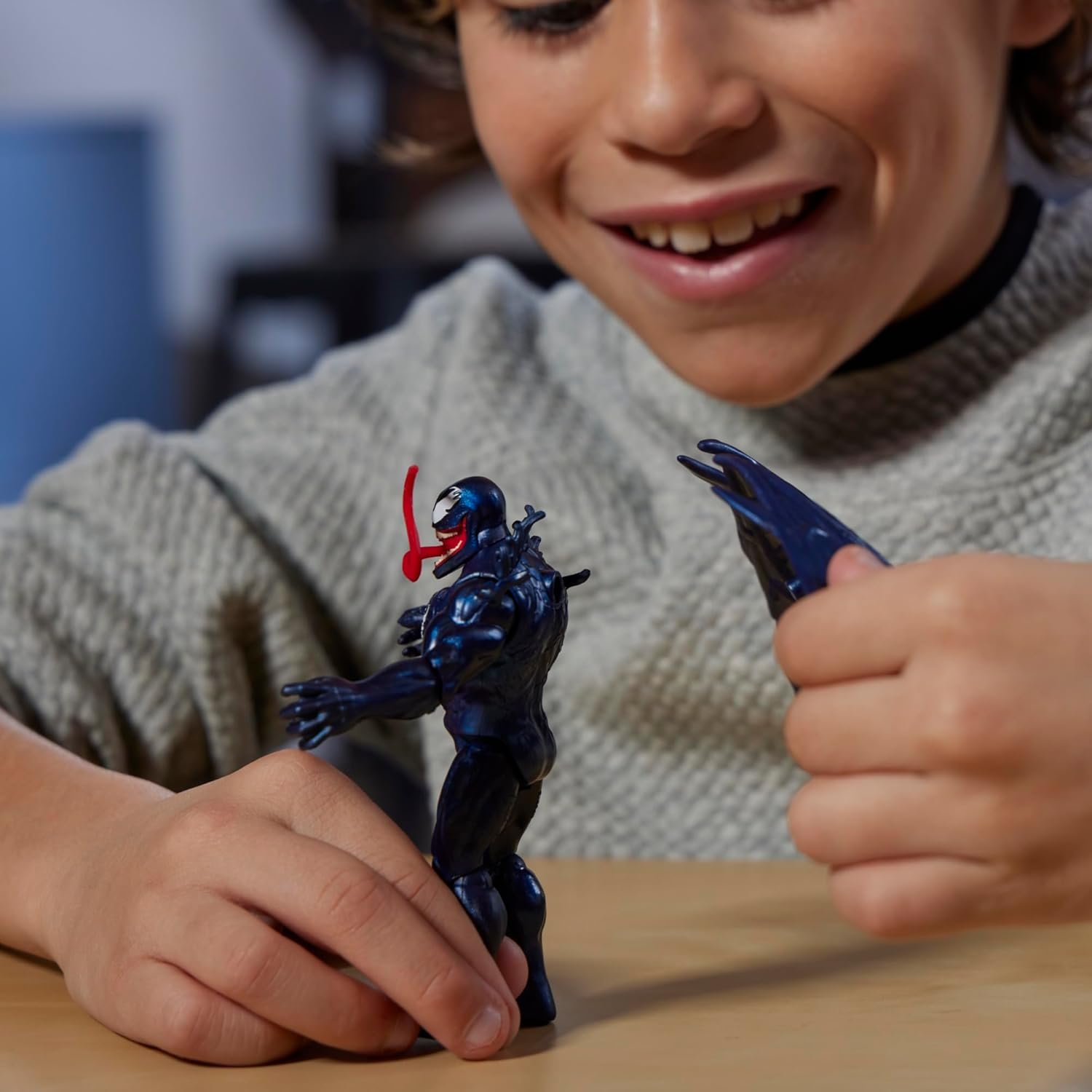 Marvel Spider-Man VenomVersus Epic World of Action Deluxe Venom Figure with Accessories, 4-Inch Super Hero Toys for Kids Ages 4+ - Image 4