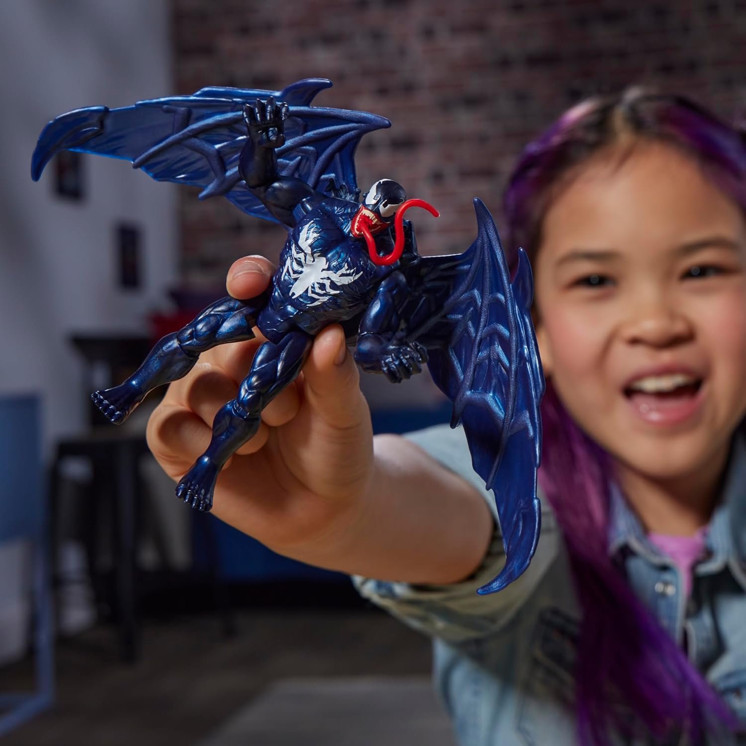 Marvel Spider-Man VenomVersus Epic World of Action Deluxe Venom Figure with Accessories, 4-Inch Super Hero Toys for Kids Ages 4+ - Image 6