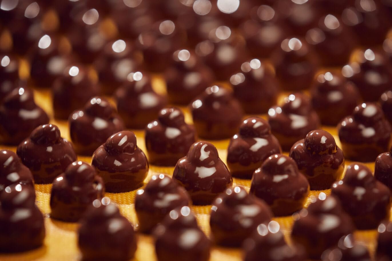 Baci Caramelized Almond 16pc Box 7.05oz (200g) - Image 2