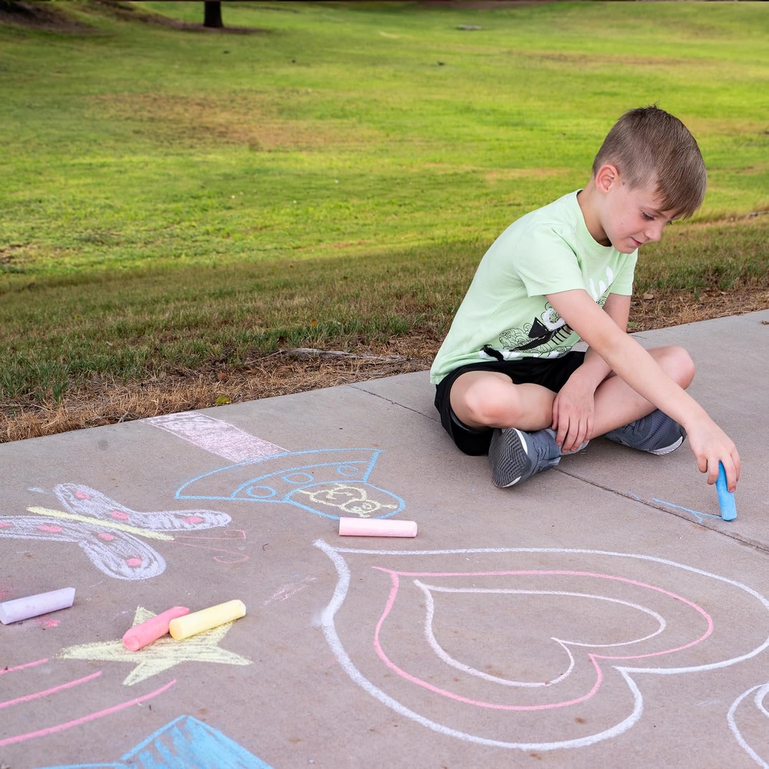JOYIN 160 PCS Sidewalk Chalks Set-16 Colors Non-Toxic Washable Jumbo Chalk for Outdoor Art Play, Painting on Chalkboard, Blackboard and Playground - Image 4